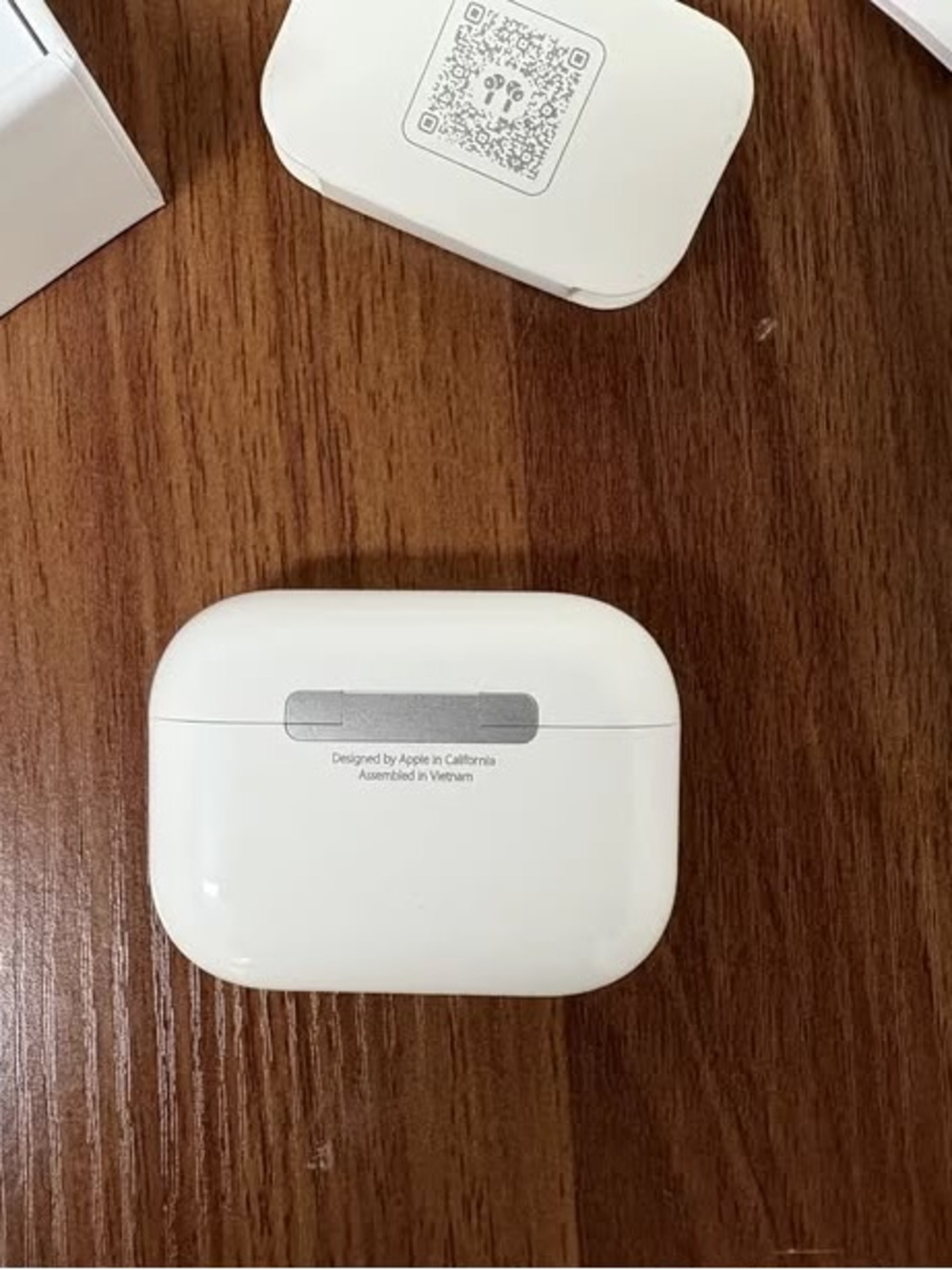 Apple AirPods Pro 3 Earbuds in White — Wireless Noise Control - Picture 2 of 4